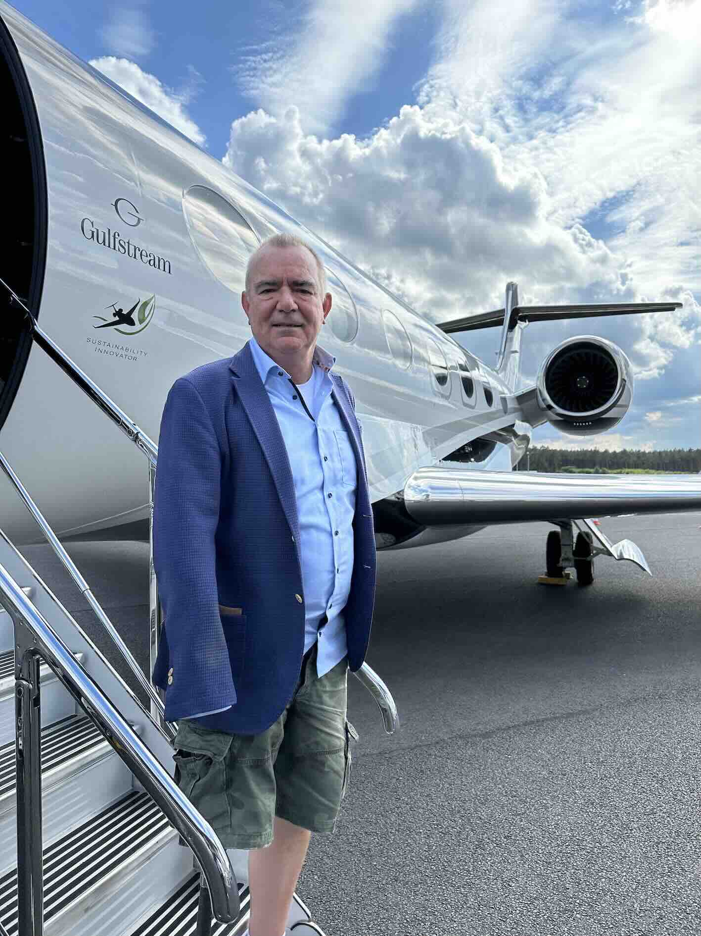Michael Mross vor dem Privatjet